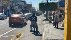 ¿Ciclovía todoterreno? Peatones la usan porque no caben en la banqueta ¿Ciclovía todoterreno? Peatones la usan porque no caben en la banqueta