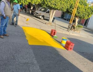 HABITANTES DE LA COLONIA INFONAVIT PREVIENEN ACCIDENTES Y CRITICAN AL MUNICIPIO POR NO HACER LA TAREA QUE LE CORRESPONDE. HABITANTES DE LA COLONIA INFONAVIT PREVIENEN ACCIDENTES Y CRITICAN AL MUNICIPIO POR NO HACER LA TAREA QUE LE CORRESPONDE.