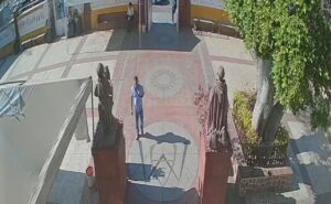 Se persigna, luego roba: captan a hombre llevándose las limosnas del Santuario de Guadalupe en Irapuato Se persigna, luego roba: captan a hombre llevándose las limosnas del Santuario de Guadalupe en Irapuato