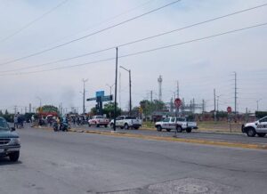 REALIZAN PARO DE LABORES Y CIERRE DE VIALIDAD EL PROTESTA POR POCO PAGO DE UTILIDADES REALIZAN PARO DE LABORES Y CIERRE DE VIALIDAD EL PROTESTA POR POCO PAGO DE UTILIDADES