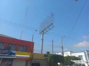 Retiran espectaculares irregulares en Irapuato; suman más de un millón en multas Retiran espectaculares irregulares en Irapuato; suman más de un millón en multas