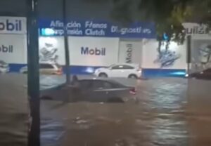 Tormenta en León deja más de 60 vehículos varados y 50 viviendas inundadas Tormenta en León deja más de 60 vehículos varados y 50 viviendas inundadas