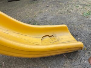 DAÑOS EN JUEGOS INFANTILES DE ECOPARQUE SIN RIESGO PARA NIÑOS DAÑOS EN JUEGOS INFANTILES DE ECOPARQUE SIN RIESGO PARA NIÑOS