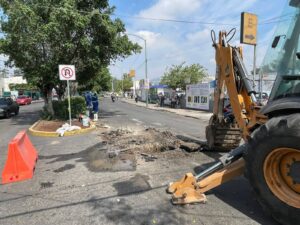 Socavón en Reforma frente al IMSS pone en alerta a automovilistas; Japami ya trabaja en la reparación Socavón en Reforma frente al IMSS pone en alerta a automovilistas; Japami ya trabaja en la reparación