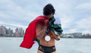 David Olvera rompe récord mundial al nadar la vuelta más rápida a Manhattan David Olvera rompe récord mundial al nadar la vuelta más rápida a Manhattan