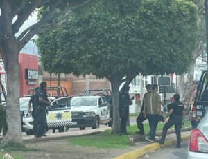 POLICÍAS MUNICIPALES VAN SOBRE LIMPIAPARABRISAS POLICÍAS MUNICIPALES VAN SOBRE LIMPIAPARABRISAS