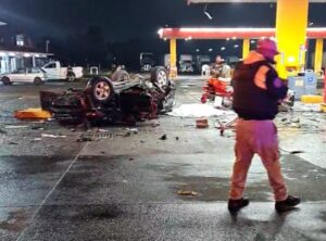 FATAL ACCIDENTE DE VEHÍCULO EN GASOLINERA COBRA LA VIDA DE TRES PERSONAS FATAL ACCIDENTE DE VEHÍCULO EN GASOLINERA COBRA LA VIDA DE TRES PERSONAS