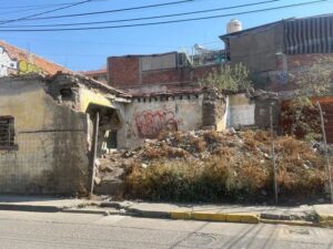 Vivienda antigua en Irapuato podría colapsar; aún vive una familia Vivienda antigua en Irapuato podría colapsar; aún vive una familia