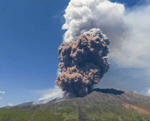 Erupción del Etna desata el pánico entre turistas en Sicilia Erupción del Etna desata el pánico entre turistas en Sicilia
