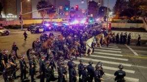 Declaran toque de queda en el centro de Los Ángeles ante disturbios Declaran toque de queda en el centro de Los Ángeles ante disturbios