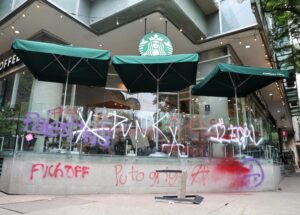 Protesta contra la gentrificación en CDMX termina en destrozos, agresiones y mensajes xenófobos Protesta contra la gentrificación en CDMX termina en destrozos, agresiones y mensajes xenófobos