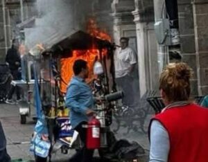 Incendio destruye carrito de tamales; piden apoyo para el vendedor Incendio destruye carrito de tamales; piden apoyo para el vendedor
