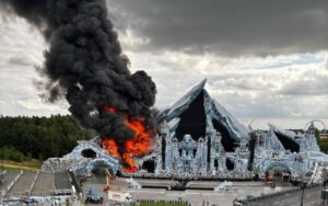 A dos días de iniciar, un incendio consume el escenario principal de Tomorrowland 2025 A dos días de iniciar, un incendio consume el escenario principal de Tomorrowland 2025