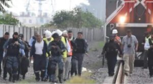 Maquinista baja de la locomotora tras más de 45 horas atrincherado en Irapuato Maquinista baja de la locomotora tras más de 45 horas atrincherado en Irapuato