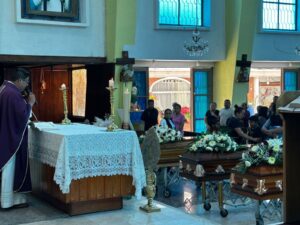 Familiares y amigos despiden con misa a víctimas del accidente ferroviario en Irapuato Familiares y amigos despiden con misa a víctimas del accidente ferroviario en Irapuato