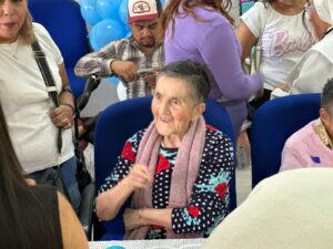 Adultos mayores viven tarde de alegría y regalos en Irapuato Adultos mayores viven tarde de alegría y regalos en Irapuato