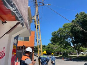 Vecino de Salamanca denuncia trabajo incompleto de la CFE en cables de alta tensión Vecino de Salamanca denuncia trabajo incompleto de la CFE en cables de alta tensión