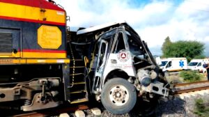 Tragedia en Comonfort: Tren embiste autobús de pasajeros y deja cinco muertos en La Nopalera Tragedia en Comonfort: Tren embiste autobús de pasajeros y deja cinco muertos en La Nopalera