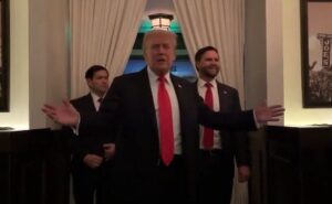 “Eres el Hitler de nuestros tiempos”; manifestantes interrumpen cena de Trump cerca de la Casa Blanca “Eres el Hitler de nuestros tiempos”; manifestantes interrumpen cena de Trump cerca de la Casa Blanca