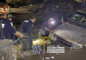 Rescatan a mujer y menor que cayeron con camioneta al río Silao en Irapuato Rescatan a mujer y menor que cayeron con camioneta al río Silao en Irapuato