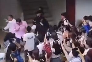 Alumnos golpean a director de Cetis 78 en Tamaulipas; presumen casos de acoso a estudiantes Alumnos golpean a director de Cetis 78 en Tamaulipas; presumen casos de acoso a estudiantes