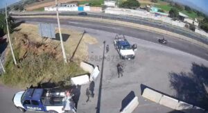 Atacan a balazos a policías estatales en Apaseo el Grande; hay dos lesionados Atacan a balazos a policías estatales en Apaseo el Grande; hay dos lesionados