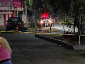 Asesinan a hombre mientras circulaba en motocicleta en la Colonia 18 de Agosto Asesinan a hombre mientras circulaba en motocicleta en la Colonia 18 de Agosto