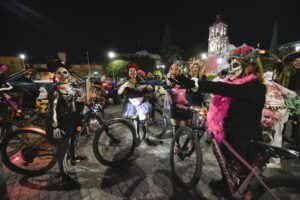 Catrinas y ciclistas llenan de color las calles del Centro Histórico de Irapuato Catrinas y ciclistas llenan de color las calles del Centro Histórico de Irapuato
