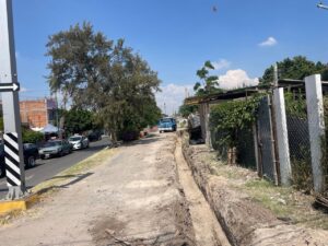 Introducen red de agua potable y drenaje; señalan posible invasión de derecho de vía Introducen red de agua potable y drenaje; señalan posible invasión de derecho de vía