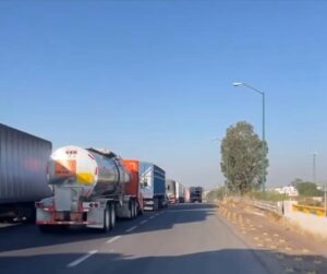 Entre la desesperación y la empatía: conductores varados por bloqueo en la carretera Salamanca–Celaya Entre la desesperación y la empatía: conductores varados por bloqueo en la carretera Salamanca–Celaya