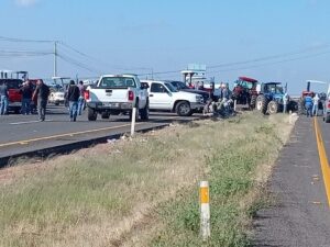 Productores bloquean carreteras entre Abasolo y Pueblo Nuevo; exigen diálogo con autoridades Productores bloquean carreteras entre Abasolo y Pueblo Nuevo; exigen diálogo con autoridades