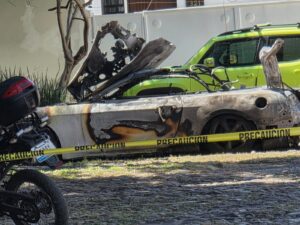 Se incendia vehículo en la colonia Las Plazas; sin personas lesionadas Se incendia vehículo en la colonia Las Plazas; sin personas lesionadas