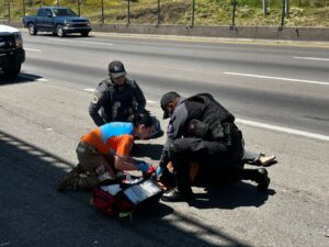 Hombre atenta contra su vida arrojándose de puente peatonal en la carretera Irapuato–Silao Hombre atenta contra su vida arrojándose de puente peatonal en la carretera Irapuato–Silao