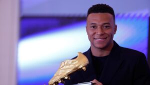 Kylian Mbappé recibe su primera Bota de Oro y promete volver a ganarla Kylian Mbappé recibe su primera Bota de Oro y promete volver a ganarla