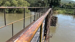 Puente Peatonal en Los Negrete: Habitantes Exigen Solución Urgente ante Riesgo y Desabasto Puente Peatonal en Los Negrete: Habitantes Exigen Solución Urgente ante Riesgo y Desabasto