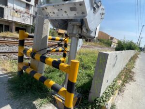 REPARAN DAÑO A MEDIAS Y AMARRAN PLUMAS DE SEGURIDAD CON CÁMARA DE LLANTA DE BICICLETA REPARAN DAÑO A MEDIAS Y AMARRAN PLUMAS DE SEGURIDAD CON CÁMARA DE LLANTA DE BICICLETA