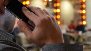 Llamadas y mensajes falsos rebasan fronteras para cometer fraudes y robos Llamadas y mensajes falsos rebasan fronteras para cometer fraudes y robos