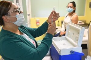 INVITAN A LA POBLACIÓN PARA QUE ACUDA AL IMSS A VACUNARSE CONTRA EL VPH INVITAN A LA POBLACIÓN PARA QUE ACUDA AL IMSS A VACUNARSE CONTRA EL VPH