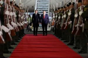 Macron llega a México para encuentro clave con Sheinbaum en Palacio Nacional Macron llega a México para encuentro clave con Sheinbaum en Palacio Nacional