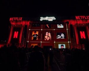 El Zócalo se rinde una vez más a Juan Gabriel en una noche de nostalgia y homenaje El Zócalo se rinde una vez más a Juan Gabriel en una noche de nostalgia y homenaje