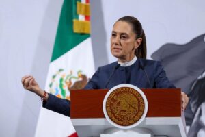 Sheinbaum promete justicia por asesinato en Uruapan y rechaza volver a la “guerra contra el narco” Sheinbaum promete justicia por asesinato en Uruapan y rechaza volver a la “guerra contra el narco”