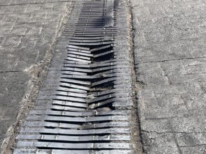 PELIGRO PARA CONDUCTORES Y CICLISTAS EN EL SUELO DE CALLE ANDRES DELGADO PELIGRO PARA CONDUCTORES Y CICLISTAS EN EL SUELO DE CALLE ANDRES DELGADO