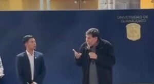 Estudiantes de la UG encaran a Fernández Noroña; lo acusan de misógino y “porro” en pleno evento académico Estudiantes de la UG encaran a Fernández Noroña; lo acusan de misógino y “porro” en pleno evento académico