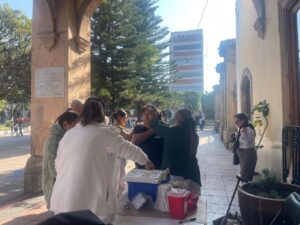 Enfermeras del IMSS aplican vacunas frente a la Presidencia Municipal de Salamanca Enfermeras del IMSS aplican vacunas frente a la Presidencia Municipal de Salamanca