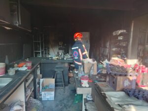 Controlan incendio por presunto corto circuito en abarrotes de colonia Las Arboledas en Irapuato Controlan incendio por presunto corto circuito en abarrotes de colonia Las Arboledas en Irapuato