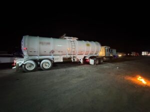 Aseguran tractocamión con 10 mil litros de hidrocarburo en Salamanca Aseguran tractocamión con 10 mil litros de hidrocarburo en Salamanca