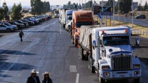 Transportistas y campesinos levantan bloqueos tras maratónica reunión en Gobernación Transportistas y campesinos levantan bloqueos tras maratónica reunión en Gobernación