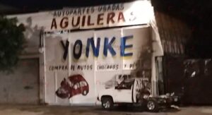 Atacan e incendian vehículo afuera de yonke en Avenida Insurgentes Atacan e incendian vehículo afuera de yonke en Avenida Insurgentes