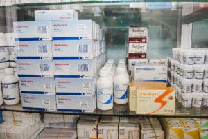 SSG garantiza un abasto de medicamentos superior al 90 % surtiendo hasta 6 millones de recetas en el año. SSG garantiza un abasto de medicamentos superior al 90 % surtiendo hasta 6 millones de recetas en el año.