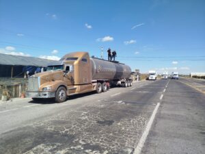 Asegura Policía Estatal de Caminos tractocamión con 38 mil litros de combustible en San Felipe Asegura Policía Estatal de Caminos tractocamión con 38 mil litros de combustible en San Felipe
